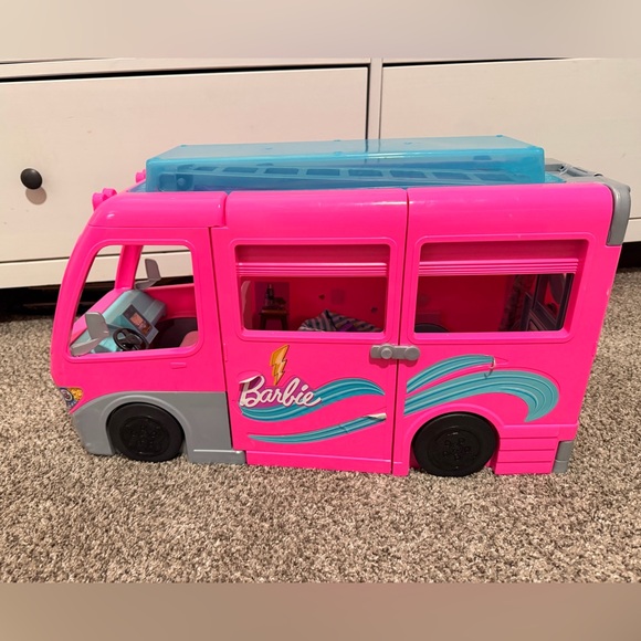 Barbie camper and pool RV - Picture 6 of 9